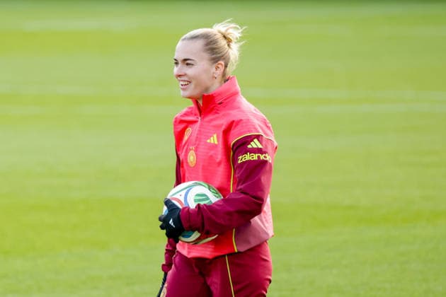 26 11 2025, xgrfx, Football DFB Media Dates, DFB German Womens National Team Training v l Laura Freigang German Womens National Team DFL DFB REGULATIONS PROHIBIT ANY USE OF PHOTOGRAPHS as IMAGE SEQUENCES and or QUASI VIDEO Frankfurt am Main