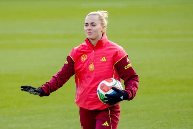 26 11 2025, xgrfx, Football DFB Media Dates, DFB German Womens National Team Training v l Laura Freigang German Womens National Team DFL DFB REGULATIONS PROHIBIT ANY USE OF PHOTOGRAPHS as IMAGE SEQUENCES and or QUASI VIDEO Frankfurt am Main