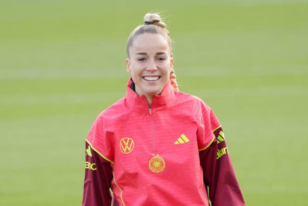 26 11 2025, xgrfx, Football DFB Media Dates, DFB German Womens National Team Training v l Giulia Gwinn German Womens National Team DFL DFB REGULATIONS PROHIBIT ANY USE OF PHOTOGRAPHS as IMAGE SEQUENCES and or QUASI VIDEO Frankfurt am Main