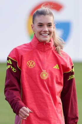 26 11 2025, xgrfx, Football DFB Media Dates, DFB German Womens National Team Training v l Stina Johannes German Womens National Team DFL DFB REGULATIONS PROHIBIT ANY USE OF PHOTOGRAPHS as IMAGE SEQUENCES and or QUASI VIDEO Frankfurt am Main