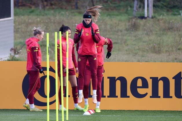 26 11 2025, xgrfx, Football DFB Media Dates, DFB German Womens National Team Training v l Jule Brand German Womens National Team DFL DFB REGULATIONS PROHIBIT ANY USE OF PHOTOGRAPHS as IMAGE SEQUENCES and or QUASI VIDEO Frankfurt am Main