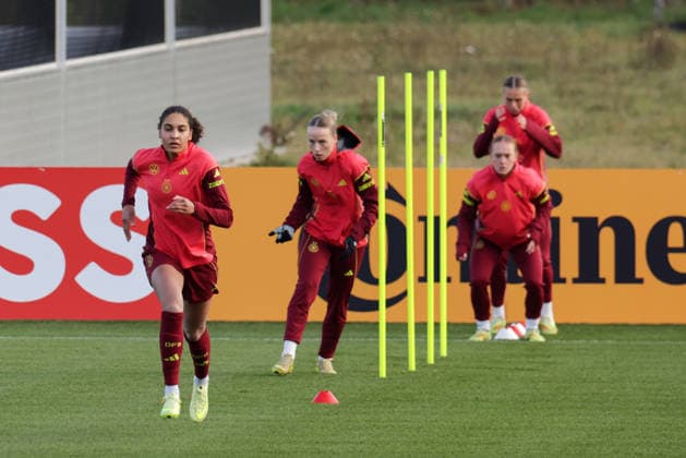 26 11 2025, xgrfx, Football DFB Media Dates, DFB German Womens National Team Training v l Cora Zicai, Franziska Kett German Womens National Team DFL DFB REGULATIONS PROHIBIT ANY USE OF PHOTOGRAPHS as IMAGE SEQUENCES and or QUASI VIDEO Frankfurt am Main
