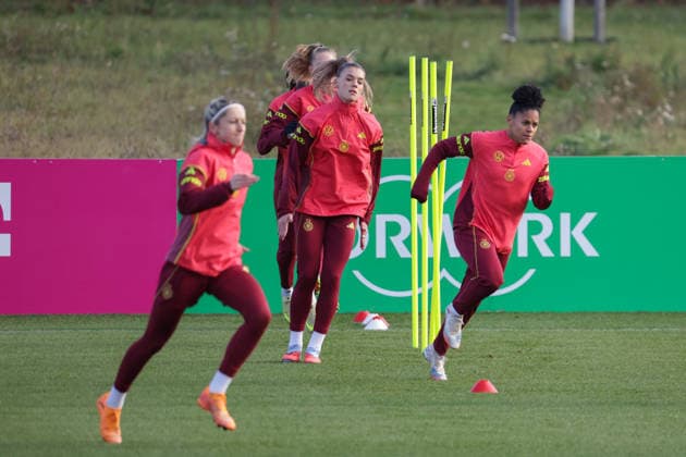 26 11 2025, xgrfx, Fußball DFB Medientermine, DFB Deutsche Frauennationalmannschaft Training v l Kathrin Hendrich, Selina Cerci, Shekeira Martinez Deutsche Frauennationalmannschaft DFL DFB REGULATIONS PROHIBIT ANY USE OF PHOTOGRAPHS as IMAGE SEQUENCES and or QUASI VIDEO Frankfurt am Main