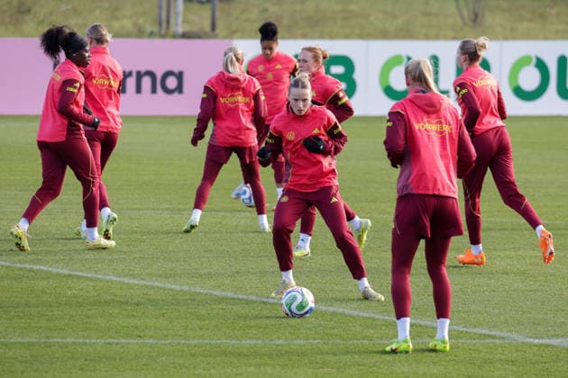 26 11 2025, xgrfx, Football DFB Media Dates, DFB German Womens National Team Training v l Franziska Kett German Womens National Team DFL DFB REGULATIONS PROHIBIT ANY USE OF PHOTOGRAPHS as IMAGE SEQUENCES and or QUASI VIDEO Frankfurt am Main
