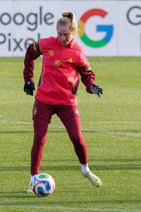 26 11 2025, xgrfx, Football DFB Media Dates, DFB German Womens National Team Training v l Janina Minge German Womens National Team DFL DFB REGULATIONS PROHIBIT ANY USE OF PHOTOGRAPHS as IMAGE SEQUENCES and or QUASI VIDEO Frankfurt am Main
