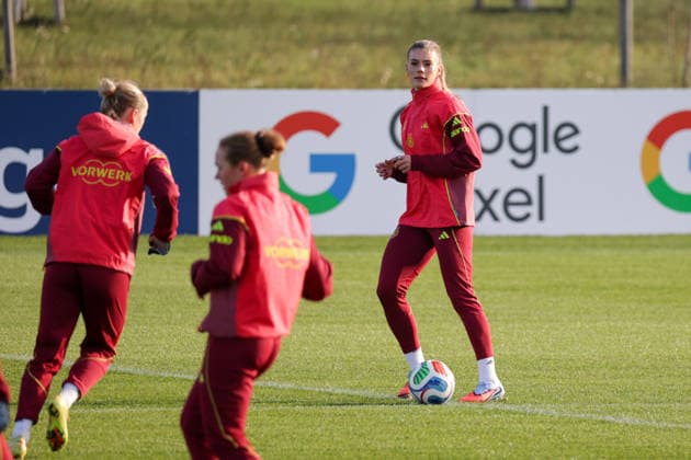 26 11 2025, xgrfx, Football DFB Media Dates, DFB German Womens National Team Training v l Selina Cerci German Womens National Team DFL DFB REGULATIONS PROHIBIT ANY USE OF PHOTOGRAPHS as IMAGE SEQUENCES and or QUASI VIDEO Frankfurt am Main
