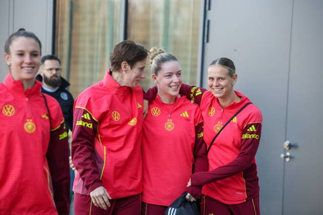 Frankfurt, Germany 26 November 2025 Soccer womens national team training 26 11 2025 In the picture from left goalkeeper Ann Katrin Berger Germany , Alara Germany and Klara Bühl Buehl Germany on arrival at the DFB Campus DFB regulations prohibit any use of photographs as image sequences and or quasi video DFB Campus Hessen Copyright: xFotostandx xFantinix
