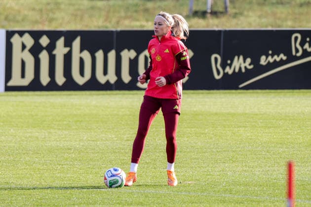 26 11 2025, xgrfx, Football DFB Media Dates, DFB German Womens National Team Training v l Kathrin Hendrich German Womens National Team DFL DFB REGULATIONS PROHIBIT ANY USE OF PHOTOGRAPHS as IMAGE SEQUENCES and or QUASI VIDEO Frankfurt am Main