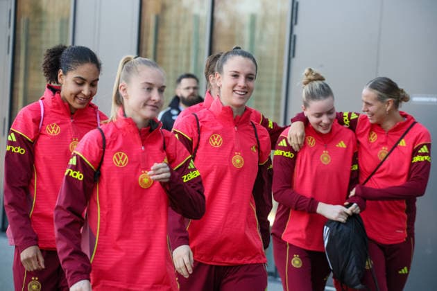 Frankfurt, Germany 26 November 2025 Football womens national team training 26 11 2025 Pictured from left Cora Zicai Germany , goalkeeper Ena Mahmutovic Germany and her teammates arriving at the DFB Campus DFB regulations prohibit any use of photographs as image sequences and or quasi video DFB Campus Hessen Copyright: xFotostandx xFantinix
