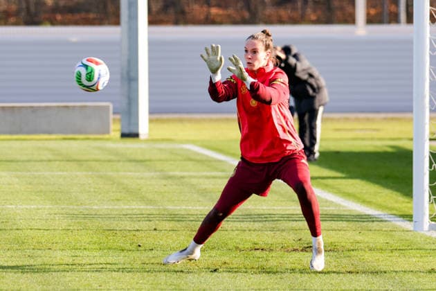 26 11 2025, xgrfx, Football DFB Media Dates, DFB German Womens National Team Training v l Ena Mahmutovic German Womens National Team DFL DFB REGULATIONS PROHIBIT ANY USE OF PHOTOGRAPHS as IMAGE SEQUENCES and or QUASI VIDEO Frankfurt am Main