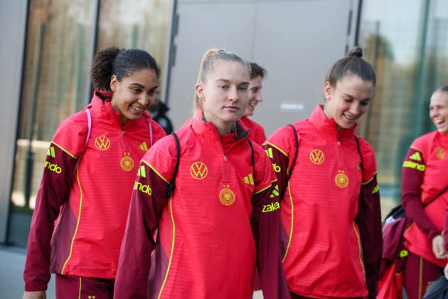 Frankfurt, Germany 26 November 2025 Football Womens National Team Training 26 11 2025 Pictured from left Cora Zicai Germany and Janina Minge Germany with their teammates arriving at the DFB Campus DFB regulations prohibit any use of photographs as image sequences and or quasi video DFB Campus Hessen Copyright: xFotostandx xFantinix
