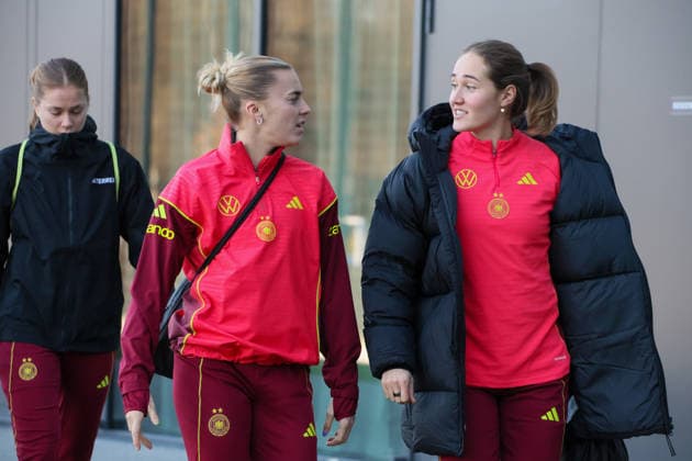 Frankfurt, Germany 26 November 2025 Football Womens National Team Training 26 11 2025 Pictured from left Laura Freigang Germany and Sydney Lohmann Germany arriving at the DFB Campus DFB regulations prohibit any use of photographs as image sequences and or quasi video DFB Campus Hessen Copyright: xFotostandx xFantinix