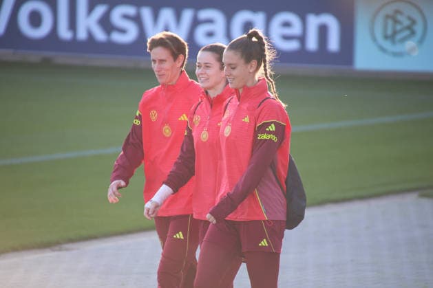 Frankfurt, Germany 26 November 2025 Soccer womens national team training 26 11 2025 In the picture from left goalkeeper Ann Katrin Berger Germany , goalkeeper Stina Johannes Germany and goalkeeper Ena Mahmutovic Germany on arrival at the DFB Campus DFB regulations prohibit any use of photographs as image sequences and or quasi video DFB Campus Hessen Copyright: xFotostandx xFantinix
