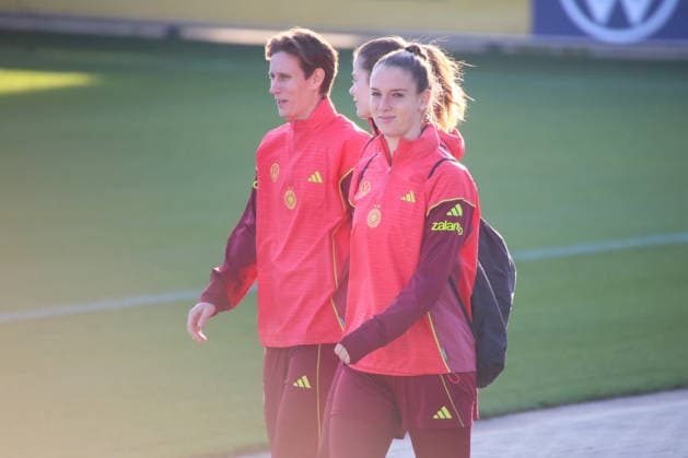Frankfurt, Germany 26 November 2025 Soccer womens national team training 26 11 2025 In the picture from left goalkeeper Ann Katrin Berger Germany , goalkeeper Stina Johannes Germany and goalkeeper Ena Mahmutovic Germany on arrival at the DFB Campus DFB regulations prohibit any use of photographs as image sequences and or quasi video DFB Campus Hessen Copyright: xFotostandx xFantinix