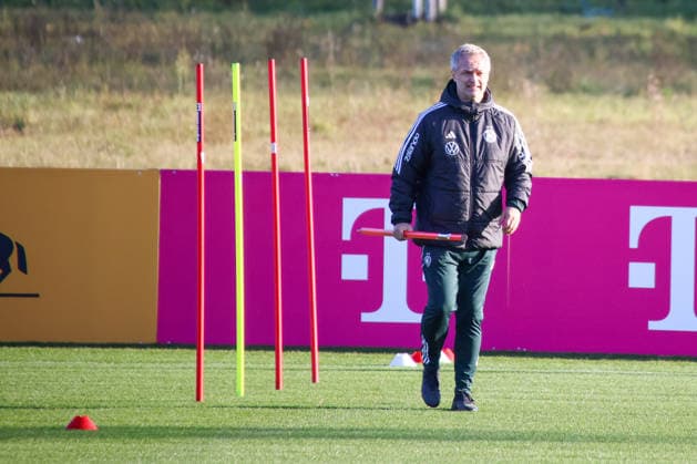 Frankfurt, Germany 26 November 2025 Football women national team training 26 11 2025 In the picture national coach Christian Wück Wueck Germany DFB regulations prohibit any use of photographs as image sequences and or quasi video DFB Campus Hessen Copyright: xFotostandx xFantinix