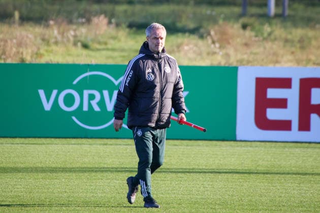 Frankfurt, Germany 26 November 2025 Football women national team training 26 11 2025 In the picture national coach Christian Wück Wueck Germany DFB regulations prohibit any use of photographs as image sequences and or quasi video DFB Campus Hessen Copyright: xFotostandx xFantinix
