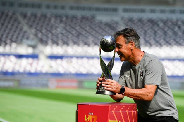 SOCCER - 2025 FIFA U17, U 17 World Cup DOHA,QATAR,26.NOV.25 - SOCCER - FIFA Under 17 World Cup Qatar 2025, preview, pitch familiarization, final, Portugal vs Austria. Image shows head coach Hermann Stadler (AUT). Keywords: trophy.  GEPAxpictures xRanjithxKumar