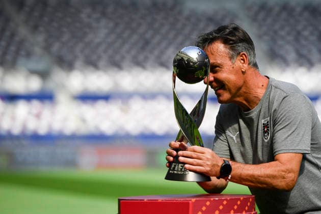 SOCCER - 2025 FIFA U17, U 17 World Cup DOHA,QATAR,26.NOV.25 - SOCCER - FIFA Under 17 World Cup Qatar 2025, preview, pitch familiarization, final, Portugal vs Austria. Image shows head coach Hermann Stadler (AUT). Keywords: trophy.  GEPAxpictures xRanjithxKumar