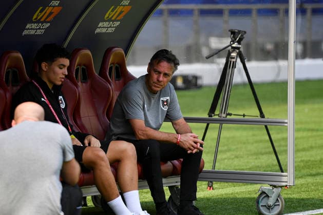 SOCCER - 2025 FIFA U17, U 17 World Cup DOHA,QATAR,26.NOV.25 - SOCCER - FIFA Under 17 World Cup Qatar 2025, preview, pitch familiarization, final, Portugal vs Austria. Image shows Jakob Pokorny (AUT) and head coach Hermann Stadler (AUT). Keywords: trophy.  GEPAxpictures xRanjithxKumar