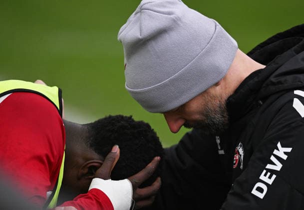 26 11 2025, xophax, Soccer 1 Bundesliga, 1 FC Cologne Training Ragnar Ache, left 1 FC Cologne had to stop training due to injury Right Daniel Schütz Physiotherapist Cologne