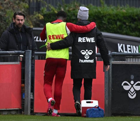 26 11 2025, xophax, Soccer 1 Bundesliga, 1 FC Köln Training Ragnar Ache, center 1 FC Köln had to stop training due to injury Right Daniel Schütz Physiotherapist Thomas Kessler , left Koeln
