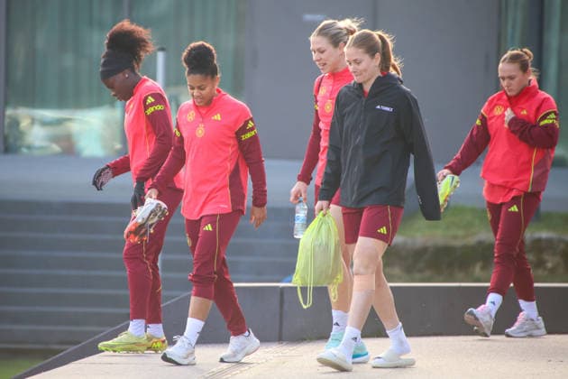 Frankfurt, Germany 26 November 2025 Soccer women national team training 26 11 2025 In the picture from left Nicole Anyomi Germany , Shekiera Martinez Germany , Rebecca Knaak Germany , Sjoeke Nüsken Nuesken Germany and Lisanne Gräwe Graewe Germany during training at the DFB Campus in Frankfurt DFB regulations prohibit any use of photographs as image sequences and or quasi video DFB Campus Hessen Copyright: xFotostandx xFantinix
