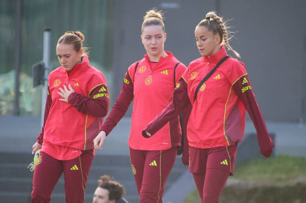 Frankfurt, Germany 26 November 2025 Soccer women national team training 26 11 2025 In the picture from left Lisanne Gräwe Graewe Germany , Alara Germany and Giulia Gwinn Germany during training at the DFB Campus in Frankfurt DFB regulations prohibit any use of photographs as image sequences and or quasi video DFB Campus Hessen Copyright: xFotostandx xFantinix
