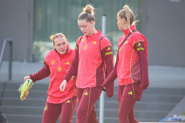 Frankfurt, Germany 26 November 2025 Soccer women national team training 26 11 2025 In the picture from left Lisanne Gräwe Graewe Germany , Alara Germany and Giulia Gwinn Germany during training at the DFB Campus in Frankfurt DFB regulations prohibit any use of photographs as image sequences and or quasi video DFB Campus Hessen Copyright: xFotostandx xFantinix