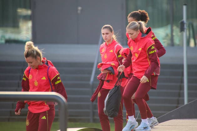 Frankfurt, Germany 26 November 2025 Soccer women national team training 26 11 2025 In the picture from left Jule Brand Germany , Elisa Senß Senss Germany and Cora Zicai Germany during training at the DFB Campus in Frankfurt DFB regulations prohibit any use of photographs as image sequences and or quasi video DFB Campus Hessen Copyright: xFotostandx xFantinix