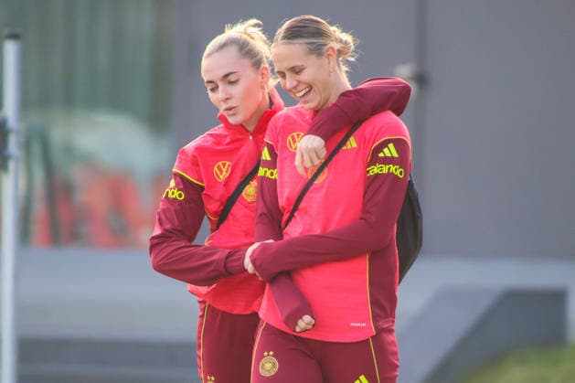 Frankfurt, Germany 26 November 2025 Soccer women national team training 26 11 2025 In the picture from left Laura Freigang Germany and Klara Bühl Buehl Germany during training at the DFB Campus in Frankfurt DFB regulations prohibit any use of photographs as image sequences and or quasi video DFB Campus Hessen Copyright: xFotostandx xFantinix