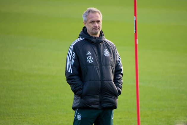Frankfurt, Germany 26 November 2025 Soccer women national team training 26 11 2025 In the picture national coach Christian Wück Wueck Germany during training at the DFB Campus in Frankfurt DFB regulations prohibit any use of photographs as image sequences and or quasi video DFB Campus Hessen Copyright: xFotostandx xFantinix