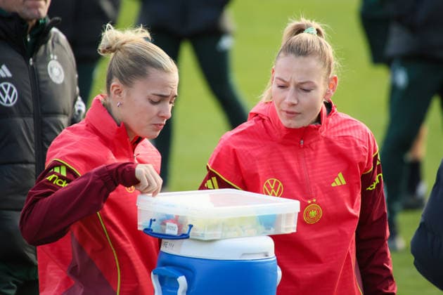 Frankfurt, Germany 26 November 2025 Soccer women national team training 26 11 2025 In the picture from left Laura Freigang Germany and Sarai Linder Germany during training at the DFB Campus in Frankfurt DFB regulations prohibit any use of photographs as image sequences and or quasi video DFB Campus Hessen Copyright: xFotostandx xFantinix