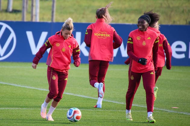 Frankfurt, Germany 26 November 2025 Football Womens National Team Training 26 11 2025 In the picture from left Linda Dallmann Germany and Nicole Anyomi Germany during training at the DFB Campus in Frankfurt DFB regulations prohibit any use of photographs as image sequences and or quasi video DFB Campus Hessen Copyright: xFotostandx xFantinix