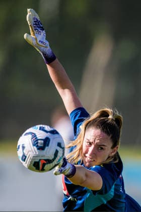 251126 Goalkeeper Moa Öhman of the women s national football team of Sweden at a training session on November 26, 2025 in Albufeira Photo Ludvig Thunman BILDBYRAN code LT LT0753 fotboll football soccer fotball träning practice training sverige sweden dam bbeng sverige sweden  Copyright: LUDVIGxTHUNMAN BB251126LT001