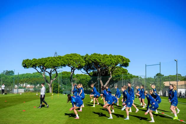 251126 Players of the women s national football team of Sweden warm up during training session on November 26, 2025 in Albufeira Photo Ludvig Thunman BILDBYRAN code LT LT0753 fotboll football soccer fotball träning practice training sverige sweden dam bbeng sverige sweden  Copyright: LUDVIGxTHUNMAN BB251126LT002