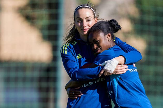 251126 Kosovare Asllani and Monica Jusu Bah of the women s national football team of Sweden at a training session on November 26, 2025 in Albufeira Photo Ludvig Thunman BILDBYRAN code LT LT0753 fotboll football soccer fotball träning practice training sverige sweden dam bbeng sverige sweden  Copyright: LUDVIGxTHUNMAN BB251126LT004