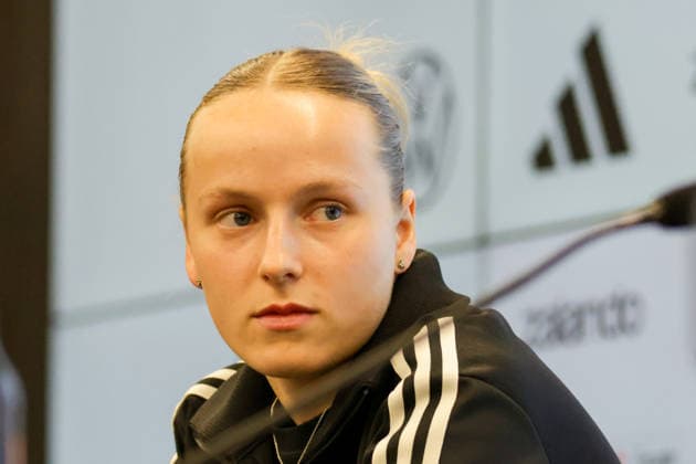 26 11 2025, xgrfx, Football DFB Media Dates, DFB German Womens National Team Training v l Franziska Kett German Womens National Team DFL DFB REGULATIONS PROHIBIT ANY USE OF PHOTOGRAPHS as IMAGE SEQUENCES and or QUASI VIDEO Frankfurt am Main