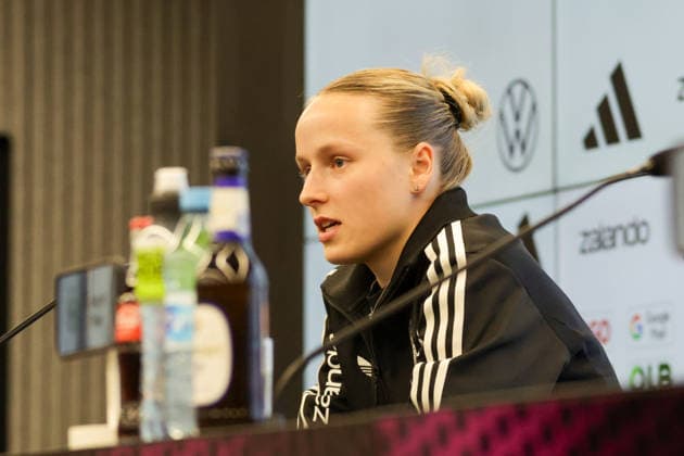 26 11 2025, xgrfx, Football DFB Media Dates, DFB German Womens National Team Training v l Franziska Kett German Womens National Team DFL DFB REGULATIONS PROHIBIT ANY USE OF PHOTOGRAPHS as IMAGE SEQUENCES and or QUASI VIDEO Frankfurt am Main