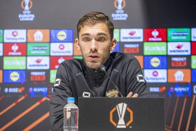 DEVENTER , 26-11-2025 , Stadium De Adelaarshorst , season 2025 2026 , UEFA Europa League League phase . press conference, PK, Pressekonferenz and training before the Europa League match between Go Ahead Eagles and VFB Stuttgart, Picture shows GA Eagles goalkeeper Jari de Busser at press conference Press conference and training before Go Ahead Eagles - Stuttgart  x32204488x Copyright: