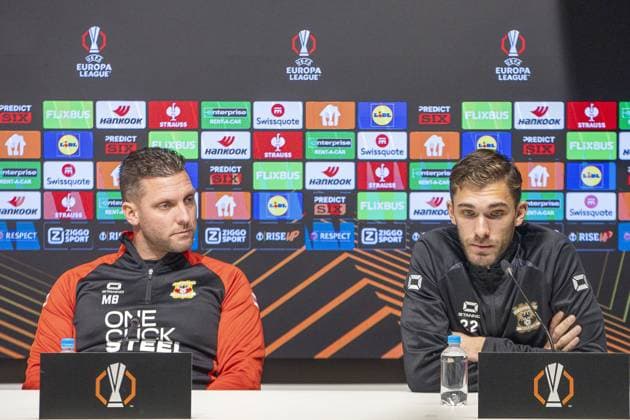 DEVENTER , 26-11-2025 , Stadium De Adelaarshorst , season 2025 2026 , UEFA Europa League League phase . press conference, PK, Pressekonferenz and training before the Europa League match between Go Ahead Eagles and VFB Stuttgart, Picture shows GA Eagles trainer coach Melvin Boel GA Eagles goalkeeper Jari de Busser at press conference Press conference and training before Go Ahead Eagles - Stuttgart  x32204490x Copyright: