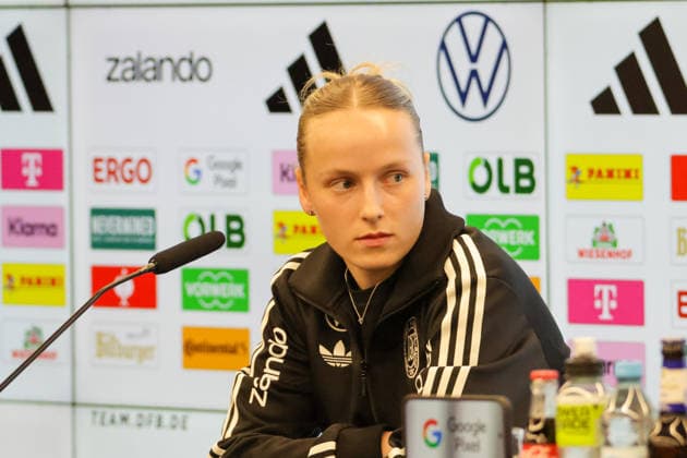26 11 2025, xgrfx, Football DFB Media Dates, DFB German Womens National Team Training v l Franziska Kett German Womens National Team DFL DFB REGULATIONS PROHIBIT ANY USE OF PHOTOGRAPHS as IMAGE SEQUENCES and or QUASI VIDEO Frankfurt am Main