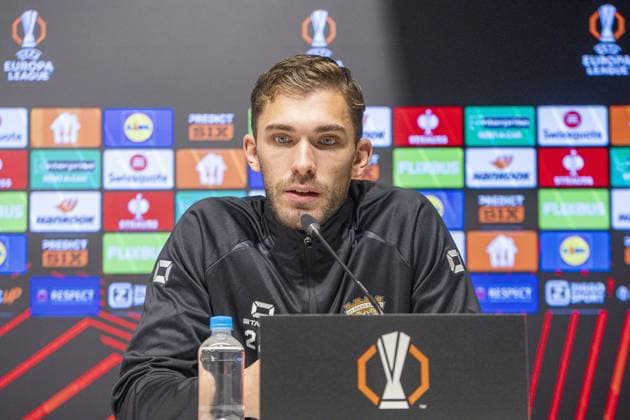 DEVENTER , 26-11-2025 , Stadium De Adelaarshorst , season 2025 2026 , UEFA Europa League League phase . press conference, PK, Pressekonferenz and training before the Europa League match between Go Ahead Eagles and VFB Stuttgart, Picture shows GA Eagles goalkeeper Jari de Busser at press conference Press conference and training before Go Ahead Eagles - Stuttgart  x32204492x Copyright: