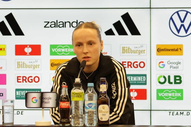 26 11 2025, xgrfx, Football DFB Media Dates, DFB German Womens National Team Training v l Franziska Kett German Womens National Team DFL DFB REGULATIONS PROHIBIT ANY USE OF PHOTOGRAPHS as IMAGE SEQUENCES and or QUASI VIDEO Frankfurt am Main