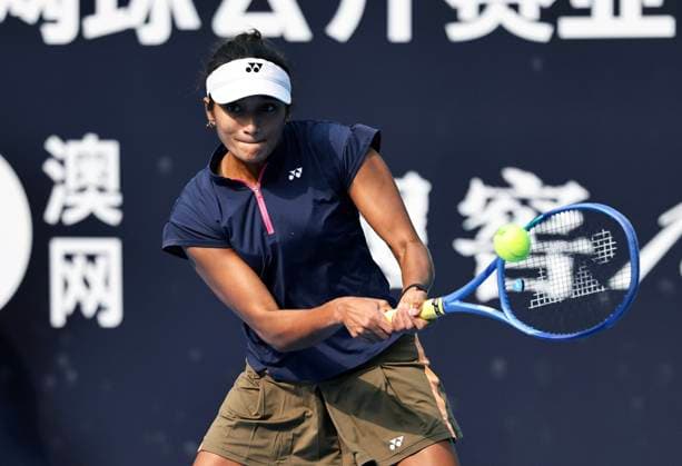 CHENGDU, CHINA - NOVEMBER 25: Sahaja Yamalapalli of India returns a shot in the Women s Singles first round match against Han Jiangxue of China on day 2 of 2026 Australian Open Asia-Pacific Wildcard Playoffs at the Sichuan International Tennis Centre on November 25, 2025 in Chengdu, Sichuan Province of China.  Copyright: xChinaxNewsxServicex 111605920934
