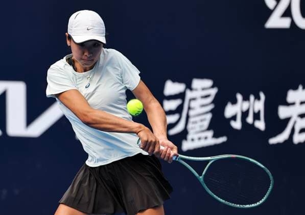 CHENGDU, CHINA - NOVEMBER 25: Han Jiangxue of China returns a shot in the Women s Singles first round match against Sahaja Yamalapalli of India on day 2 of 2026 Australian Open Asia-Pacific Wildcard Playoffs at the Sichuan International Tennis Centre on November 25, 2025 in Chengdu, Sichuan Province of China.  Copyright: xChinaxNewsxServicex 111605920939