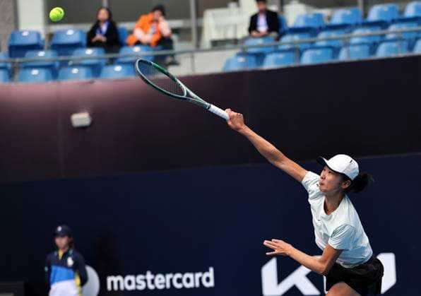 CHENGDU, CHINA - NOVEMBER 25: Han Jiangxue of China returns a shot in the Women s Singles first round match against Sahaja Yamalapalli of India on day 2 of 2026 Australian Open Asia-Pacific Wildcard Playoffs at the Sichuan International Tennis Centre on November 25, 2025 in Chengdu, Sichuan Province of China.  Copyright: xChinaxNewsxServicex 111605920936