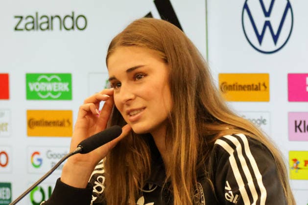 26 11 2025, xgrfx, Football DFB Media Dates, DFB German Womens National Team Training v l Jule Brand German Womens National Team DFL DFB REGULATIONS PROHIBIT ANY USE OF PHOTOGRAPHS as IMAGE SEQUENCES and or QUASI VIDEO Frankfurt am Main