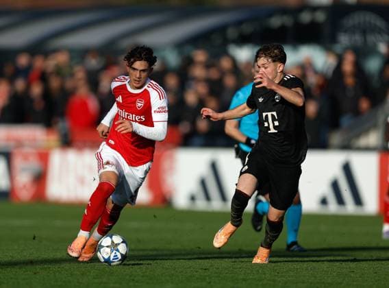 Max Dowman of Arsenal gets away from Tim Binder of Bayern Munich Arsneal Under-19 v Bayern Munich Munich Under-19, Football, UEFA Youth League, Meadow Park, Borehamwood, Hertfordshire, UK - 26 11 2025 Editorial use only  Copyright: xMattxImpey Shutterstockx 15942166b