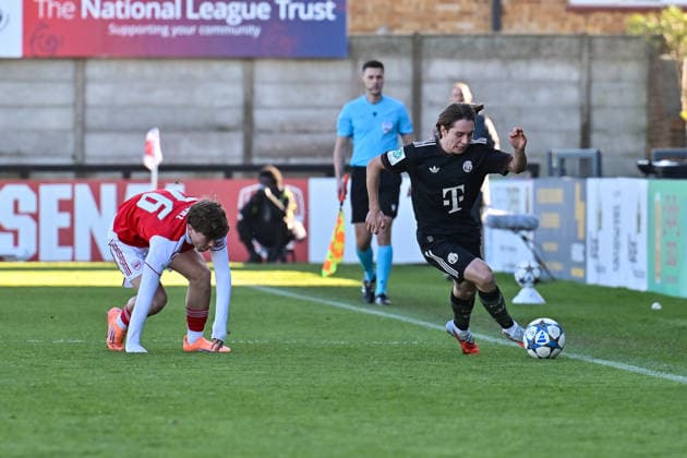 Uefa Youth League Arsenal London FC Bayern Munich 26 11 2025 BOREHAMWOOD, ENGLAND 26 NOVEMBER in the clash between Ceadach O Neill Arsenal FC U19 76 and Bohdan OLYCHENKO FC Bayern Munich U19 11 in the league match between Arsenal London U19 and FC Bayern Munich U19 on UEFA Youth League matchday 5 at Meadow Park on 26 11 2025 Copyright: xBEAUTIFULxSPORTS Goldbergx