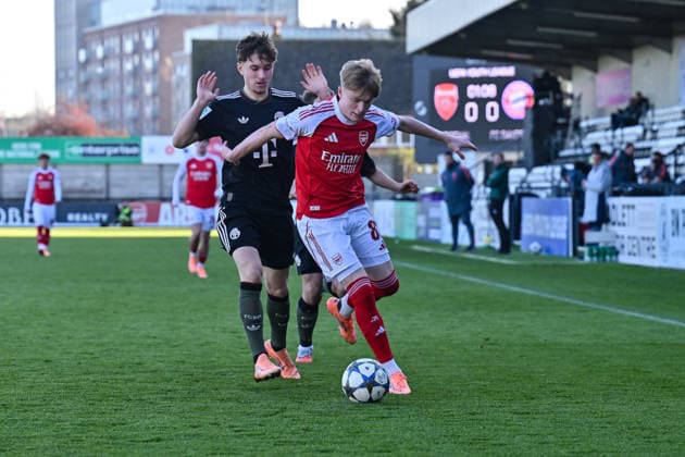 Uefa Youth League Arsenal London FC Bayern Munich 26 11 2025 BOREHAMWOOD, ENGLAND 26 NOVEMBER in the duel Callan HAMILL Arsenal FC U19 83 , Tim BINDER FC Bayern Munich 7 during the league match between Arsenal London U19 and FC Bayern Munich U19 on matchday 5 of the UEFA Youth League at Meadow Park on 26 11 2025 Copyright: xBEAUTIFULxSPORTS Goldbergx